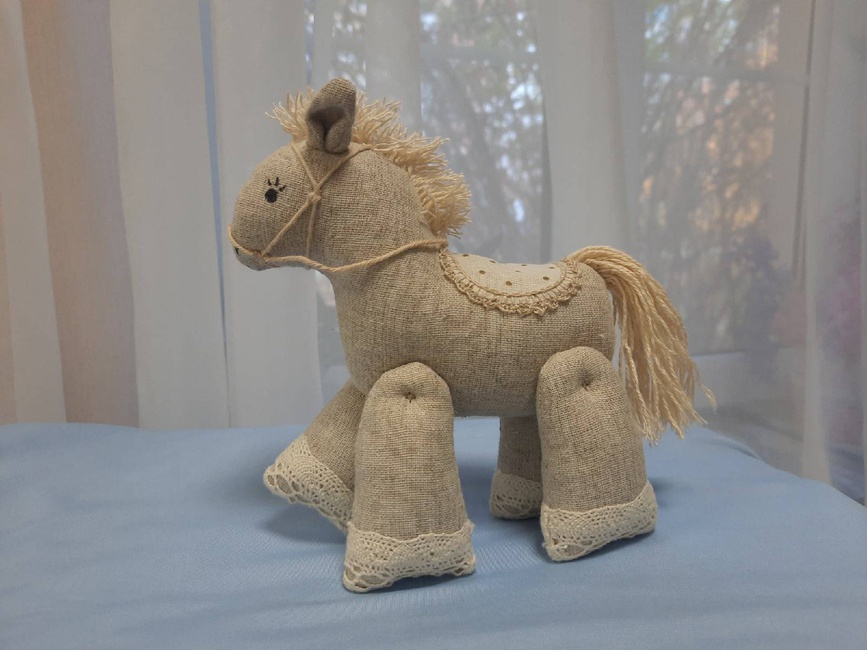 Текстильная игрушка в виде коня